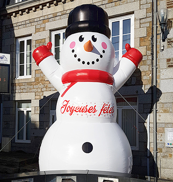 Un bonhomme de neige dans le décor de votre centre ville.